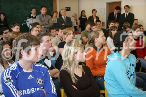 (C) fotodienst/Anna Rauchenberger - Wien 09.03.2007  - Herbert Schweiger, GF Microsoft Österreich, erklärt Schülern der VBS Mödling, worauf es in der Wirtschaft ankommt und was zählt.