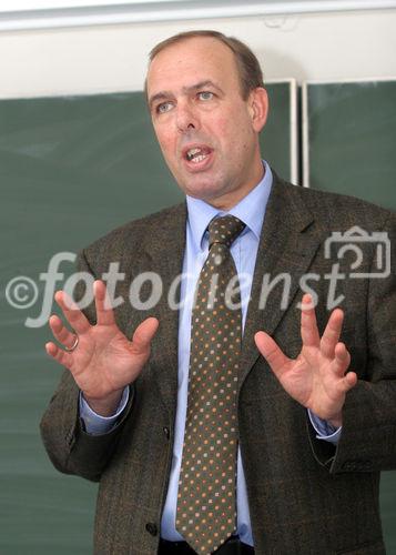 (C) fotodienst/Anna Rauchenberger - Wien 09.03.2007  - Herbert Schweiger, GF Microsoft Österreich, erklärt Schülern der VBS Mödling, worauf es in der Wirtschaft ankommt und was zählt.