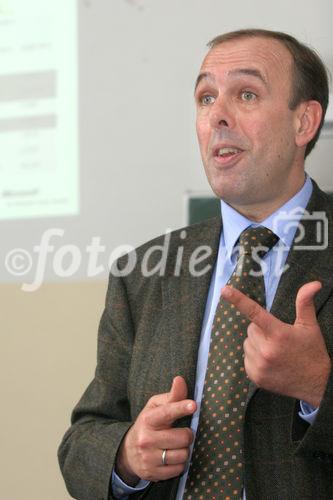 (C) fotodienst/Anna Rauchenberger - Wien 09.03.2007  - Herbert Schweiger, GF Microsoft Österreich, erklärt Schülern der VBS Mödling, worauf es in der Wirtschaft ankommt und was zählt.