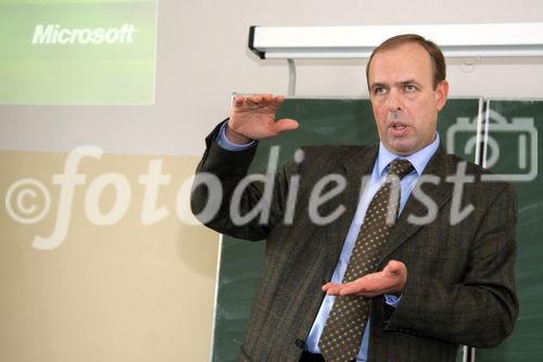 (C) fotodienst/Anna Rauchenberger - Wien 09.03.2007  - Herbert Schweiger, GF Microsoft Österreich, erklärt Schülern der VBS Mödling, worauf es in der Wirtschaft ankommt und was zählt.