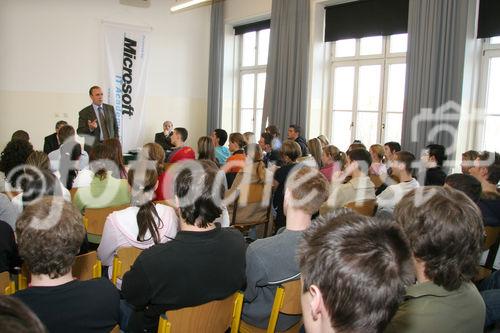 (C) fotodienst/Anna Rauchenberger - Wien 09.03.2007  - Herbert Schweiger, GF Microsoft Österreich, erklärt Schülern der VBS Mödling, worauf es in der Wirtschaft ankommt und was zählt.