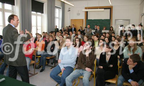 (C) fotodienst/Anna Rauchenberger - Wien 09.03.2007  - Herbert Schweiger, GF Microsoft Österreich, erklärt Schülern der VBS Mödling, worauf es in der Wirtschaft ankommt und was zählt.