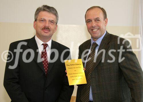 (C) fotodienst/Anna Rauchenberger - Wien 09.03.2007  - Herbert Schweiger, GF Microsoft Österreich, erklärt Schülern der VBS Mödling, worauf es in der Wirtschaft ankommt und was zählt. FOTO: Hofrat Mag. Peter König (Direktor der Vienna Business School - Mödling) überreicht Herbert Schweiger (GF Microsoft Österreich) ein Präsent.