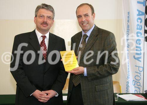 (C) fotodienst/Anna Rauchenberger - Wien 09.03.2007  - Herbert Schweiger, GF Microsoft Österreich, erklärt Schülern der VBS Mödling, worauf es in der Wirtschaft ankommt und was zählt. FOTO: Hofrat Mag. Peter König (Direktor der Vienna Business School - Mödling) überreicht Herbert Schweiger (GF Microsoft Österreich) ein Präsent.