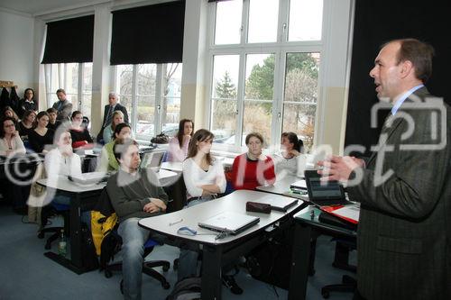 (C) fotodienst/Anna Rauchenberger - Wien 09.03.2007  - Herbert Schweiger, GF Microsoft Österreich, erklärt Schülern der VBS Mödling, worauf es in der Wirtschaft ankommt und was zählt.