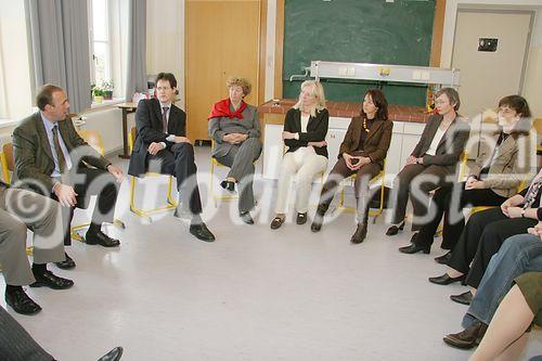 (C) fotodienst/Anna Rauchenberger - Wien 09.03.2007  - Herbert Schweiger, GF Microsoft Österreich, diskutiert mit Lehrern der VBS Mödling, worauf es in der Wirtschaft ankommt und was zählt.