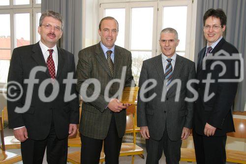 (C) fotodienst/Anna Rauchenberger - Wien 09.03.2007  - Herbert Schweiger, GF Microsoft Österreich, diskutiert mit Lehrern der VBS Mödling, worauf es in der Wirtschaft ankommt und was zählt FOTO v.l.: Hofrat Mag. Peter König (Direktor Vienna Business School), Herbert Schweiger (GF Microsoft Österreich), MR Dr. Peter Schüller (BM UKK).