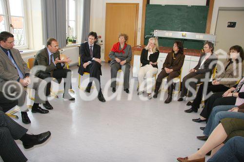 (C) fotodienst/Anna Rauchenberger - Wien 09.03.2007  - Herbert Schweiger, GF Microsoft Österreich, diskutiert mit Lehrern der VBS Mödling, worauf es in der Wirtschaft ankommt und was zählt.