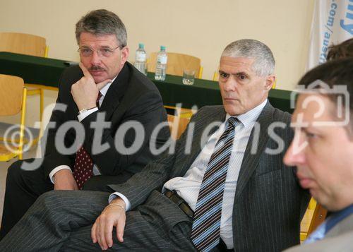 (C) fotodienst/Anna Rauchenberger - Wien 09.03.2007  - Herbert Schweiger, GF Microsoft Österreich, diskutiert mit Lehrern der VBS Mödling, worauf es in der Wirtschaft ankommt und was zählt. FOTO v.l.: Hofrat Mag. Peter König (Direktor Vienna Business School - Mödling), MR Dr. Peter Schüller (bm:ukk)