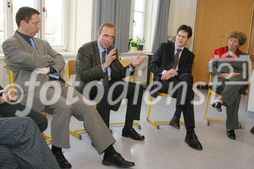 (C) fotodienst/Anna Rauchenberger - Wien 09.03.2007  - Herbert Schweiger, GF Microsoft Österreich, diskutiert mit Lehrern der VBS Mödling, worauf es in der Wirtschaft ankommt und was zählt.