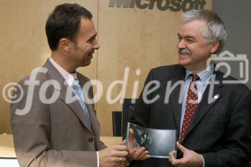 (C)fotodienst/Mag. Daniel Katzinger - Wien 27.02.2007
Microsoft Österreich: Spendencheck-Übergabe an die Österreichische Computer Gesellschaft (OCG) 
Foto v.l.: Thomas Lutz (Unternehmenssprecher Microsoft Österreich), Univ.-Prof. Dr. Gerald Futschek (Präsident der Österreichischen Computergesellschaft)