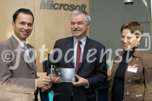 (C)fotodienst/Mag. Daniel Katzinger - Wien 27.02.2007
Microsoft Österreich: Spendencheck-Übergabe an die Österreichische Computer Gesellschaft (OCG) 
Foto v.l.: Thomas Lutz (Unternehmenssprecher Microsoft Österreich), Univ.-Prof. Dr. Gerald Futschek (Präsident der Österreichischen Computergesellschaft) und Team