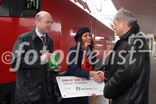 (C) fotodienst/Anna Rauchenberger - Wien 29.01.2007  - Zugtaufe 'Windows Vista'. FOTO: Franz Kühmayer, COO Microsoft Österreich, Schaffnerin, Josef Dumhart, Chief Information Officer, ÖBB.