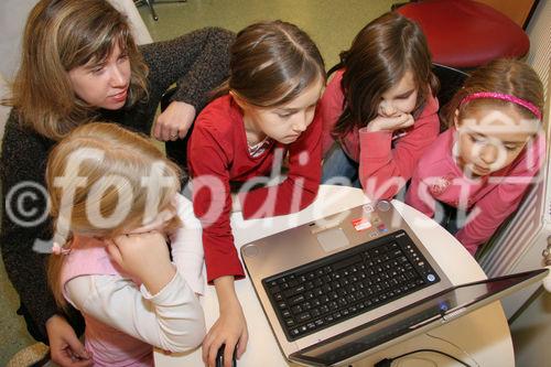 (C) fotodienst/Anna Rauchenberger - Wien 13.12.2006  - Partnerschaft der Wiener Kinderfreunde mit Microsoft Österreich: Der Umgang mit PC und Internet wird sicher und 'kinderleicht'. FOTO: Für Kindergartenkinder und 'Taferlklassler' bietet die Bildungsinitiative 'Schlaumäuse - Kinder entdecken Sprache' erste erfolgreiche Gehversuche mit dem Computer.