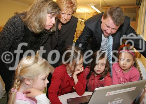 (C) fotodienst/Anna Rauchenberger - Wien 13.12.2006  - Partnerschaft der Wiener Kinderfreunde mit Microsoft Österreich: Der Umgang mit PC und Internet wird sicher und 'kinderleicht'. FOTO: Für Kindergartenkinder und 'Taferlklassler' bietet die Bildungsinitiative 'Schlaumäuse - Kinder entdecken Sprache' erste erfolgreiche Gehversuche mit dem Computer. Rechts hinten: Christian Morawek (GF der Wiener Kinderfreunde).