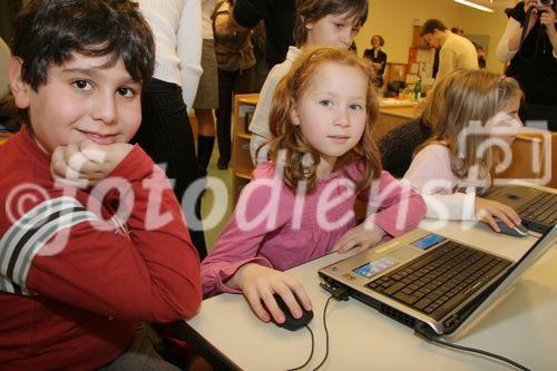 (C) fotodienst/Anna Rauchenberger - Wien 13.12.2006  - Partnerschaft der Wiener Kinderfreunde mit Microsoft Österreich: Der Umgang mit PC und Internet wird sicher und 'kinderleicht'. FOTO: Für Kindergartenkinder und 'Taferlklassler' bietet die Bildungsinitiative 'Schlaumäuse - Kinder entdecken Sprache' erste erfolgreiche Gehversuche mit dem Computer.