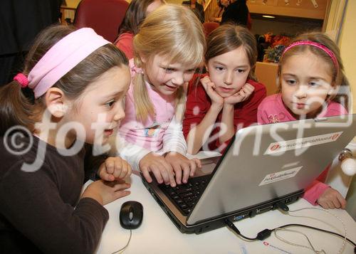 (C) fotodienst/Anna Rauchenberger - Wien 13.12.2006  - Partnerschaft der Wiener Kinderfreunde mit Microsoft Österreich: Der Umgang mit PC und Internet wird sicher und 'kinderleicht'. FOTO: Für Kindergartenkinder und 'Taferlklassler' bietet die Bildungsinitiative 'Schlaumäuse - Kinder entdecken Sprache' erste erfolgreiche Gehversuche mit dem Computer.