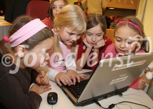 (C) fotodienst/Anna Rauchenberger - Wien 13.12.2006  - Partnerschaft der Wiener Kinderfreunde mit Microsoft Österreich: Der Umgang mit PC und Internet wird sicher und 'kinderleicht'. FOTO: Für Kindergartenkinder und 'Taferlklassler' bietet die Bildungsinitiative 'Schlaumäuse - Kinder entdecken Sprache' erste erfolgreiche Gehversuche mit dem Computer.