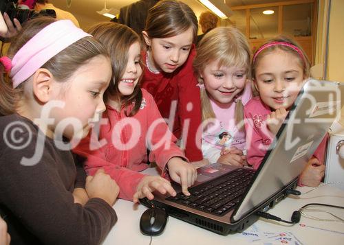 (C) fotodienst/Anna Rauchenberger - Wien 13.12.2006  - Partnerschaft der Wiener Kinderfreunde mit Microsoft Österreich: Der Umgang mit PC und Internet wird sicher und 'kinderleicht'. FOTO: Für Kindergartenkinder und 'Taferlklassler' bietet die Bildungsinitiative 'Schlaumäuse - Kinder entdecken Sprache' erste erfolgreiche Gehversuche mit dem Computer.