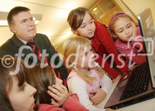 (C) fotodienst/Anna Rauchenberger - Wien 13.12.2006  - Partnerschaft der Wiener Kinderfreunde mit Microsoft Österreich: Der Umgang mit PC und Internet wird sicher und 'kinderleicht'. FOTO: Für Kindergartenkinder und 'Taferlklassler' bietet die Bildungsinitiative 'Schlaumäuse - Kinder entdecken Sprache' erste erfolgreiche Gehversuche mit dem Computer. Links hinten: Josef Broukal (Abgeordneter zum Nationalrat).