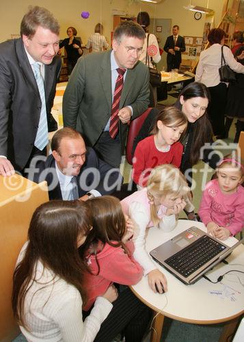 (C) fotodienst/Anna Rauchenberger - Wien 13.12.2006  - Partnerschaft der Wiener Kinderfreunde mit Microsoft Österreich: Der Umgang mit PC und Internet wird sicher und 'kinderleicht'. FOTO: Für Kindergartenkinder und 'Taferlklassler' bietet die Bildungsinitiative 'Schlaumäuse - Kinder entdecken Sprache' erste erfolgreiche Gehversuche mit dem Computer. Barbara Nowak (Abgeordnete zum Wiener Landtag und Mitglied des Gemeinderates der Stadt Wien, rechts hinten), Christian Morawek (GF der Wiener Kinderfreunde, links hinten), Herbert Schweiger (GF Microsoft Österreich, links hinten, hockend), Josef Broukal (Abgeordneter zum Nationalrat, Mitte hinten).