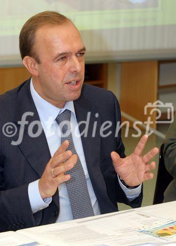 (C) fotodienst/Anna Rauchenberger - Wien 13.12.2006  - Partnerschaft der Wiener Kinderfreunde mit Microsoft Österreich: Der Umgang mit PC und Internet wird sicher und 'kinderleicht'. FOTO: Herbert Schweiger (GF Microsoft Österreich).