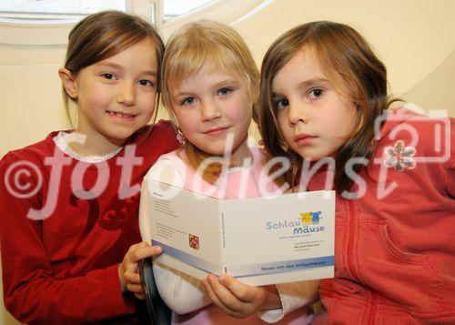 (C) fotodienst/Anna Rauchenberger - Wien 13.12.2006  - Partnerschaft der Wiener Kinderfreunde mit Microsoft Österreich: Der Umgang mit PC und Internet wird sicher und 'kinderleicht'. FOTO: Kinder mit der CD der Schlaumäuse-Software.