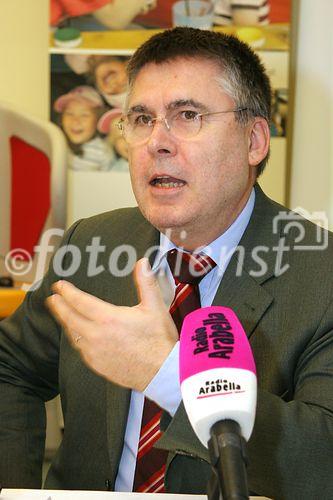 (C) fotodienst/Anna Rauchenberger - Wien 13.12.2006  - Partnerschaft der Wiener Kinderfreunde mit Microsoft Österreich: Der Umgang mit PC und Internet wird sicher und 'kinderleicht'. FOTO: Josef Broukal (Abgeordneter zum Nationalrat).