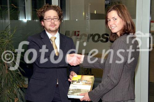 © Fotodienst/ Oskar Goldberger - EU-Fördermitteltest /Microsoft/ Preisverleihung, v.l. Mag. Günter Schneider (Microsoft Österreich), Mag. Claudia Freidl (Wissenschaftliche Mitarbeiterin / Krems Research)
