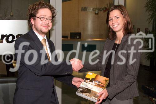 © Fotodienst/ Oskar Goldberger - EU-Fördermitteltest /Microsoft/ Preisverleihung, v.l. Mag. Günter Schneider (Microsoft Österreich), Mag. Claudia Freidl (Wissenschaftliche Mitarbeiterin / Krems Research)
