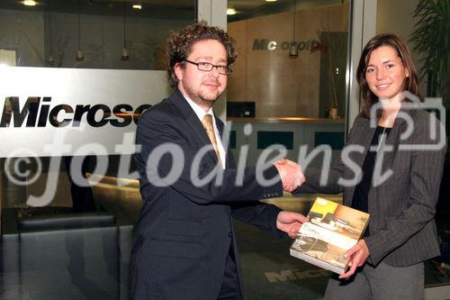 © Fotodienst/ Oskar Goldberger - EU-Fördermitteltest /Microsoft/ Preisverleihung, v.l. Mag. Günter Schneider (Microsoft Österreich), Mag. Claudia Freidl (Wissenschaftliche Mitarbeiterin / Krems Research)
