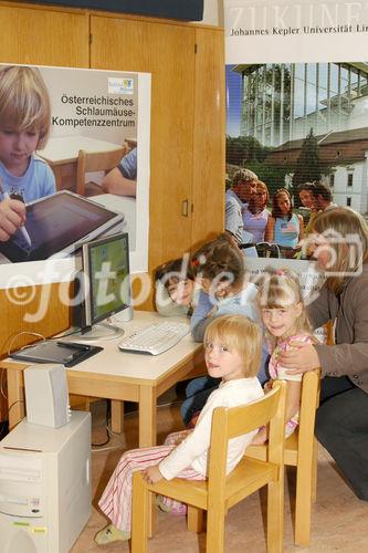 Der erste Schlaumäuse Kindergarten in Österreich ist der Städtische Kindergarten Leonfeldener Strasse 99d in Linz. Microsoft Österreich hat gemeinsam mit der Stadt Linz diesen Kindergarten als Schlaumäuse Kindergarten vorbereitet.
