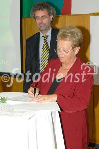 Microsoft Österreich, Stadt Linz und Universität Linz präsentieren Initiative zur Förderung der Sprachentwicklung von Kindern mit Hilfe moderner Medientechjnologie. Foto v.l.: Dr. Ingrid Holzhammer