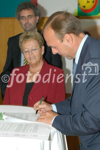 Microsoft Österreich, Stadt Linz und Universität Linz präsentieren Initiative zur Förderung der Sprachentwicklung von Kindern mit Hilfe moderner Medientechjnologie. Foto v.l.: Mag. Herbert Schweiger