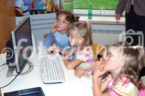 Der erste Schlaumäuse Kindergarten in Österreich ist der Städtische Kindergarten Leonfeldener Strasse 99d in Linz. Microsoft Österreich hat gemeinsam mit der Stadt Linz diesen Kindergarten als Schlaumäuse Kindergarten vorbereitet.