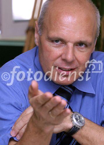 (C) fotodienst/Anna Rauchenberger - Wien 30.06.2006 - Microsoft Österreich und die Österreichische Computegesellschaft (OCG) veranstalteten heute in der Justizanstalt Josefstadt Vorträge zu Sicherheit im Internet. FOTO: Oberst Peter Prechtl  (Anstaltsleiter der Justizanstalt Josefstadt).