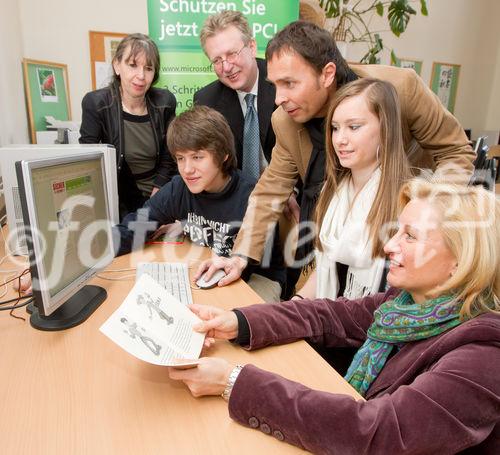 (c) fotodienst / Anna Rauchenberger - Wien, am 24.02.2011 - Am 24. Februar, dem Microsoft Aktionstag @ Safer Internet Day 2011, werden in mehreren Wiener Schulen mit knapp 1.000 Schülerinnen und Schülern Microsoft Mitarbeiter Trainings zum sicheren Umgang mit dem Internet (Sicherheit im Web, Medienkompetenz und Social Media  etc.) durchführen. Rund 10 Prozent der Mitarbeiter von Microsoft in Österreich engagieren sich bei diesen Maßnahmen. FOTO v.l.: Frau HDn Helene Jamnig (Direktorin der Schule), Schüler, Herr LSI Dr. Gröpel (LSI, Landesschulinspektor), Thomas Lutz (Unternehmenssprecher Microsoft Österreich), Schülerin, FIn Dipl. Pädn. Claudia Ischepp, Stadtschulrat für Wien.