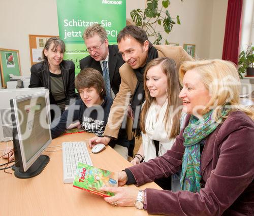 (c) fotodienst / Anna Rauchenberger - Wien, am 24.02.2011 - Am 24. Februar, dem Microsoft Aktionstag @ Safer Internet Day 2011, werden in mehreren Wiener Schulen mit knapp 1.000 Schülerinnen und Schülern Microsoft Mitarbeiter Trainings zum sicheren Umgang mit dem Internet (Sicherheit im Web, Medienkompetenz und Social Media  etc.) durchführen. Rund 10 Prozent der Mitarbeiter von Microsoft in Österreich engagieren sich bei diesen Maßnahmen. FOTO v.l.: Frau HDn Helene Jamnig (Direktorin der Schule), Schüler, Herr LSI Dr. Gröpel (LSI, Landesschulinspektor), Thomas Lutz (Unternehmenssprecher Microsoft Österreich), Schülerin, FIn Dipl. Pädn. Claudia Ischepp, Stadtschulrat für Wien.