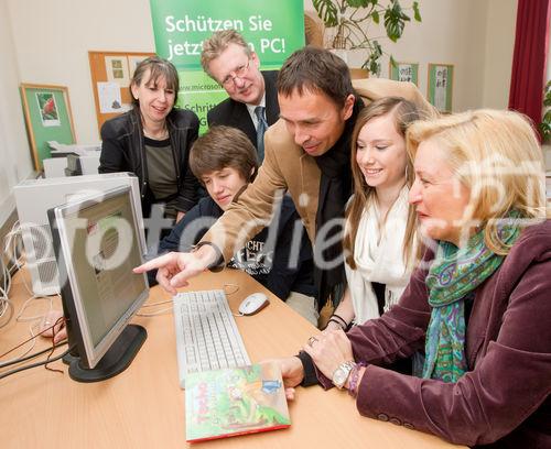 (c) fotodienst / Anna Rauchenberger - Wien, am 24.02.2011 - Am 24. Februar, dem Microsoft Aktionstag @ Safer Internet Day 2011, werden in mehreren Wiener Schulen mit knapp 1.000 Schülerinnen und Schülern Microsoft Mitarbeiter Trainings zum sicheren Umgang mit dem Internet (Sicherheit im Web, Medienkompetenz und Social Media  etc.) durchführen. Rund 10 Prozent der Mitarbeiter von Microsoft in Österreich engagieren sich bei diesen Maßnahmen. FOTO v.l.: Frau HDn Helene Jamnig (Direktorin der Schule), Schüler, Herr LSI Dr. Gröpel (LSI, Landesschulinspektor), Thomas Lutz (Unternehmenssprecher Microsoft Österreich), Schülerin, FIn Dipl. Pädn. Claudia Ischepp, Stadtschulrat für Wien.