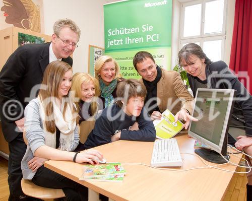 (c) fotodienst / Anna Rauchenberger - Wien, am 24.02.2011 - Am 24. Februar, dem Microsoft Aktionstag @ Safer Internet Day 2011, werden in mehreren Wiener Schulen mit knapp 1.000 Schülerinnen und Schülern Microsoft Mitarbeiter Trainings zum sicheren Umgang mit dem Internet (Sicherheit im Web, Medienkompetenz und Social Media  etc.) durchführen. Rund 10 Prozent der Mitarbeiter von Microsoft in Österreich engagieren sich bei diesen Maßnahmen. FOTO v.l.: Schülerin, Herr LSI Dr. Gröpel (LSI, Landesschulinspektor, links hinten), Mag. Dr. Ursula Huber (Bezirksschulinspektorin), FIn Dipl. Pädn. Claudia Ischepp, Stadtschulrat für Wien, Schüler, Thomas Lutz (Unternehmenssprecher Microsoft Österreich), HDn Helene Jamnig (Direktorin der Schule)