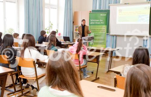 (c) fotodienst / Anna Rauchenberger - Wien, am 24.02.2011 - Am 24. Februar, dem Microsoft Aktionstag @ Safer Internet Day 2011, werden in mehreren Wiener Schulen mit knapp 1.000 Schülerinnen und Schülern Microsoft Mitarbeiter Trainings zum sicheren Umgang mit dem Internet (Sicherheit im Web, Medienkompetenz und Social Media  etc.) durchführen. Rund 10 Prozent der Mitarbeiter von Microsoft in Österreich engagieren sich bei diesen Maßnahmen. FOTO: Thomas Lutz, Microsoft, erarbeitet mit Schülern das Thema Sicherheit im Internet.