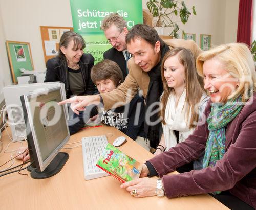 (c) fotodienst / Anna Rauchenberger - Wien, am 24.02.2011 - Am 24. Februar, dem Microsoft Aktionstag @ Safer Internet Day 2011, werden in mehreren Wiener Schulen mit knapp 1.000 Schülerinnen und Schülern Microsoft Mitarbeiter Trainings zum sicheren Umgang mit dem Internet (Sicherheit im Web, Medienkompetenz und Social Media  etc.) durchführen. Rund 10 Prozent der Mitarbeiter von Microsoft in Österreich engagieren sich bei diesen Maßnahmen. FOTO v.l.: Frau HDn Helene Jamnig (Direktorin der Schule), Schüler, Herr LSI Dr. Gröpel (LSI, Landesschulinspektor), Thomas Lutz (Unternehmenssprecher Microsoft Österreich), Schülerin, FIn Dipl. Pädn. Claudia Ischepp, Stadtschulrat für Wien.