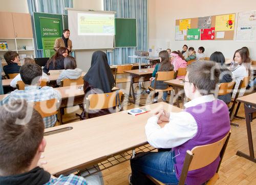 (c) fotodienst / Anna Rauchenberger - Wien, am 24.02.2011 - Am 24. Februar, dem Microsoft Aktionstag @ Safer Internet Day 2011, werden in mehreren Wiener Schulen mit knapp 1.000 Schülerinnen und Schülern Microsoft Mitarbeiter Trainings zum sicheren Umgang mit dem Internet (Sicherheit im Web, Medienkompetenz und Social Media  etc.) durchführen. Rund 10 Prozent der Mitarbeiter von Microsoft in Österreich engagieren sich bei diesen Maßnahmen. FOTO: Thomas Lutz, Microsoft, erarbeitet mit Schülern das Thema Sicherheit im Internet.