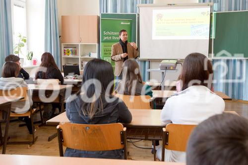 (c) fotodienst / Anna Rauchenberger - Wien, am 24.02.2011 - Am 24. Februar, dem Microsoft Aktionstag @ Safer Internet Day 2011, werden in mehreren Wiener Schulen mit knapp 1.000 Schülerinnen und Schülern Microsoft Mitarbeiter Trainings zum sicheren Umgang mit dem Internet (Sicherheit im Web, Medienkompetenz und Social Media  etc.) durchführen. Rund 10 Prozent der Mitarbeiter von Microsoft in Österreich engagieren sich bei diesen Maßnahmen. FOTO: Thomas Lutz, Microsoft, erarbeitet mit Schülern das Thema Sicherheit im Internet.