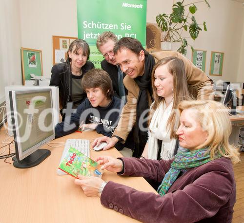 (c) fotodienst / Anna Rauchenberger - Wien, am 24.02.2011 - Am 24. Februar, dem Microsoft Aktionstag @ Safer Internet Day 2011, werden in mehreren Wiener Schulen mit knapp 1.000 Schülerinnen und Schülern Microsoft Mitarbeiter Trainings zum sicheren Umgang mit dem Internet (Sicherheit im Web, Medienkompetenz und Social Media  etc.) durchführen. Rund 10 Prozent der Mitarbeiter von Microsoft in Österreich engagieren sich bei diesen Maßnahmen. FOTO v.l.: Frau HDn Helene Jamnig (Direktorin der Schule), Schüler, Herr LSI Dr. Gröpel (LSI, Landesschulinspektor), Thomas Lutz (Unternehmenssprecher Microsoft Österreich), Schülerin, FIn Dipl. Pädn. Claudia Ischepp, Stadtschulrat für Wien.