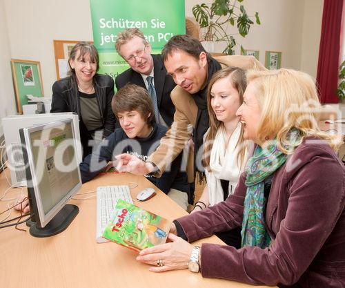 (c) fotodienst / Anna Rauchenberger - Wien, am 24.02.2011 - Am 24. Februar, dem Microsoft Aktionstag @ Safer Internet Day 2011, werden in mehreren Wiener Schulen mit knapp 1.000 Schülerinnen und Schülern Microsoft Mitarbeiter Trainings zum sicheren Umgang mit dem Internet (Sicherheit im Web, Medienkompetenz und Social Media  etc.) durchführen. Rund 10 Prozent der Mitarbeiter von Microsoft in Österreich engagieren sich bei diesen Maßnahmen. FOTO v.l.: Frau HDn Helene Jamnig (Direktorin der Schule), Schüler, Herr LSI Dr. Gröpel (LSI, Landesschulinspektor), Thomas Lutz (Unternehmenssprecher Microsoft Österreich), Schülerin, FIn Dipl. Pädn. Claudia Ischepp, Stadtschulrat für Wien.