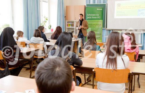 (c) fotodienst / Anna Rauchenberger - Wien, am 24.02.2011 - Am 24. Februar, dem Microsoft Aktionstag @ Safer Internet Day 2011, werden in mehreren Wiener Schulen mit knapp 1.000 Schülerinnen und Schülern Microsoft Mitarbeiter Trainings zum sicheren Umgang mit dem Internet (Sicherheit im Web, Medienkompetenz und Social Media  etc.) durchführen. Rund 10 Prozent der Mitarbeiter von Microsoft in Österreich engagieren sich bei diesen Maßnahmen. FOTO: Thomas Lutz, Microsoft, erarbeitet mit Schülern das Thema Sicherheit im Internet.