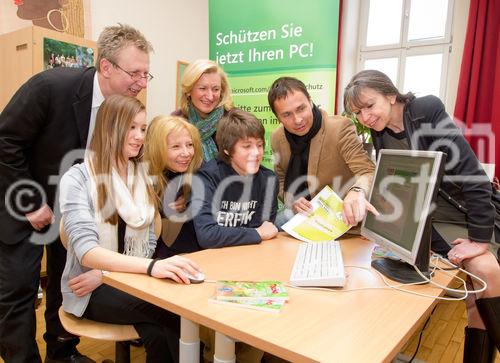 (c) fotodienst / Anna Rauchenberger - Wien, am 24.02.2011 - Am 24. Februar, dem Microsoft Aktionstag @ Safer Internet Day 2011, werden in mehreren Wiener Schulen mit knapp 1.000 Schülerinnen und Schülern Microsoft Mitarbeiter Trainings zum sicheren Umgang mit dem Internet (Sicherheit im Web, Medienkompetenz und Social Media  etc.) durchführen. Rund 10 Prozent der Mitarbeiter von Microsoft in Österreich engagieren sich bei diesen Maßnahmen. FOTO v.l.: Schülerin, Herr LSI Dr. Gröpel (LSI, Landesschulinspektor, links hinten), Mag. Dr. Ursula Huber (Bezirksschulinspektorin), FIn Dipl. Pädn. Claudia Ischepp, Stadtschulrat für Wien, Schüler, Thomas Lutz (Unternehmenssprecher Microsoft Österreich), HDn Helene Jamnig (Direktorin der Schule)