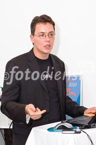 (c) fotodienst / Johannes Brunnbauer | Microsoft lädt zum Presse Dinner - Internet Explorer 9 - The Beauty of the web. Microsoft informiert im Lokal Schon Schön über die weltweite Verfügbarkeit des Internet Explorer 9 Beta. Im Rahmen einer Live-Demo stellt Microsoft den neuen Browser im Detail vor. Außerdem präsentiert Mcirosoft bereits zum Start des IE9 namhafte Szenarien nationaler und internationaler Partner, die auf Technologie und Möglichkeiten des neuen Browsers setzen.