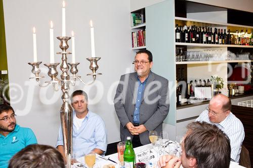 (c) fotodienst / Johannes Brunnbauer | Microsoft lädt zum Presse Dinner - Internet Explorer 9 - The Beauty of the web. Microsoft informiert im Lokal Schon Schön über die weltweite Verfügbarkeit des Internet Explorer 9 Beta. Im Rahmen einer Live-Demo stellt Microsoft den neuen Browser im Detail vor. Außerdem präsentiert Mcirosoft bereits zum Start des IE9 namhafte Szenarien nationaler und internationaler Partner, die auf Technologie und Möglichkeiten des neuen Browsers setzen.